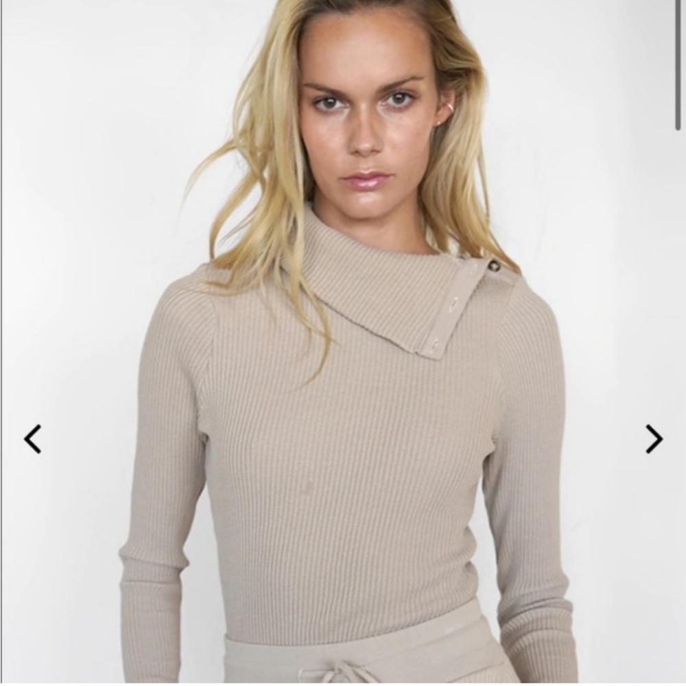 NEW! THE RANGE Women’s MEDIUM Jumbo Stark Turtleneck Button Ribbed